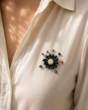 Cargar imagen en el visor de la galería, Broche flor Blue
