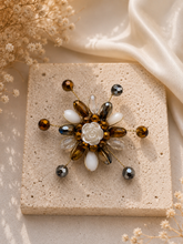 Load image into Gallery viewer, Broche flor dorado
