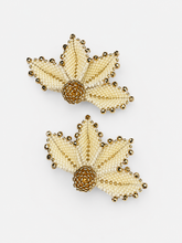 Load image into Gallery viewer, Aretes flor miyuki
