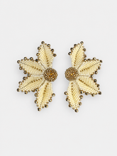 Load image into Gallery viewer, Aretes flor miyuki

