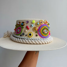 Cargar imagen en el visor de la galería, Sombrero arcoíris 🧿
